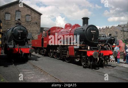 Ivatt classe 2 locomotive tendre 46441 vu dans le chantier de Haworth après avoir apporté une excursion à vapeur au KWVR dans les années 1990 Banque D'Images