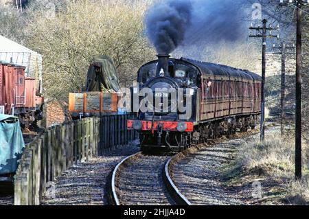 1924 LMS 3f (Jinty) 0-6-0 locomotive-citerne tirant un train à la gare d'InGrow lors de la fin de semaine des passionnés de KWVR le 18th 2006 février Banque D'Images