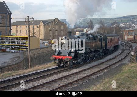 British Railways Standard Tank Class 5 80002 départ de Keighley pour Haworth sur le KWVR février 2007 Banque D'Images