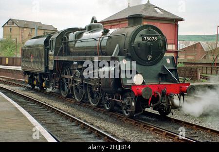 British Railways Standard Class 4MT 4-6-0 une locomotive à vapeur tendre attend le prochain train à la gare Keighley sur le KWVR dans les années 1990 Banque D'Images