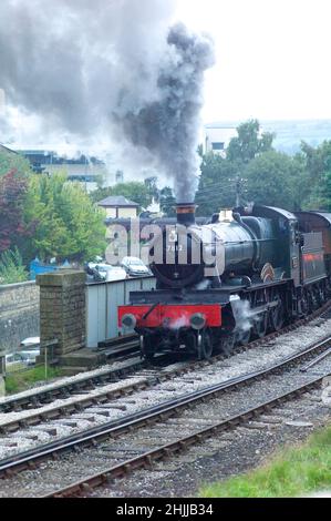 Ancien Great Western Railway Collet 7800 Manor classe No7812 Erlestoke Manor vu quitter la gare de Keighley avec un train pour Oxenhope sur la KWVR Banque D'Images