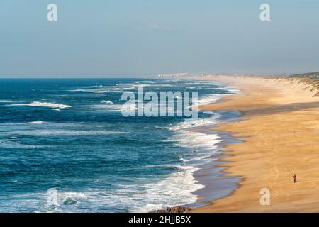 Personne pêche surf sur une plage Banque D'Images