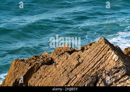 Détail de la formation rocheuse sur la plage de Praia Velha à São Pedro de Moel, Portugal, Europe Banque D'Images