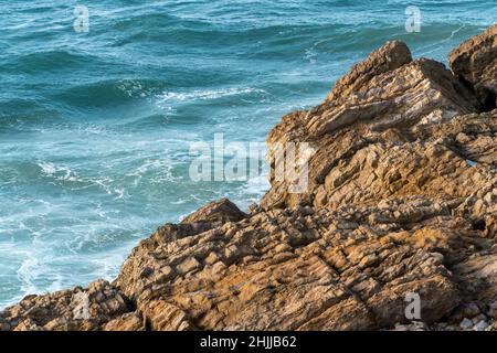 Détail de la formation rocheuse sur la plage de Praia Velha à São Pedro de Moel, Portugal, Europe Banque D'Images