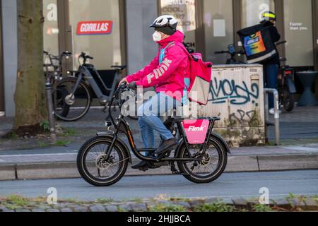 Vélo de messagerie du service de livraison rapide Flink, livre des provisions, actuellement dans plus de 40 villes allemandes, en 10 minutes, les commandes via une application, le travail Banque D'Images