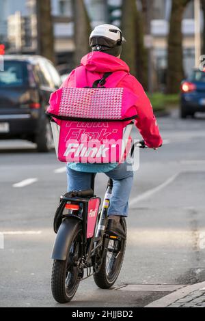 Vélo de messagerie du service de livraison rapide Flink, livre des provisions, actuellement dans plus de 40 villes allemandes, en 10 minutes, les commandes via une application, le travail Banque D'Images