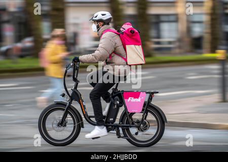 Vélo de messagerie du service de livraison rapide Flink, livre des provisions, actuellement dans plus de 40 villes allemandes, en 10 minutes, les commandes via une application, le travail Banque D'Images