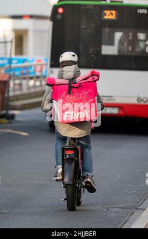 Vélo de messagerie du service de livraison rapide Flink, livre des provisions, actuellement dans plus de 40 villes allemandes, en 10 minutes, les commandes via une application, le travail Banque D'Images