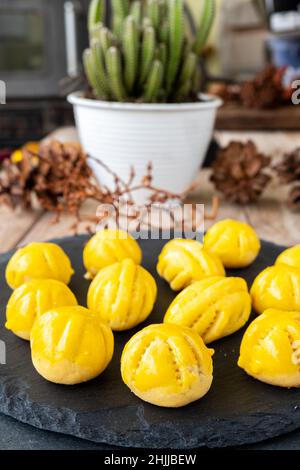 Le gâteau nastar, un gâteau sucré rempli de confiture d'ananas, est également parfois appelé gâteau à l'ananas.Habituellement servi dans la célébration religieuse Banque D'Images