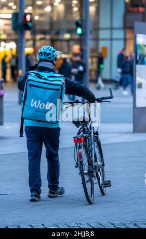 Vélo de messagerie du service de livraison rapide Wolt, livre de la nourriture, la plupart du temps de restauration rapide restaurants , commandes via une app, Bochum, NRW, Allemagne, Banque D'Images