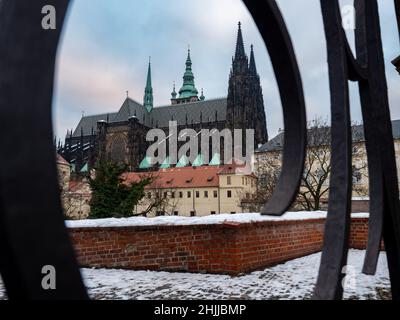 Château de Prague encadré et cathédrale Saint-Vitus, République tchèque.Célèbre destination touristique Banque D'Images