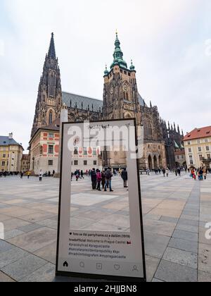 11th décembre 2021.Temple Saint Vitus, Château de Prague, Tchéquie.Cadre pour les photos de touristes.Vue de face de l'entrée principale de la St. Vitus cathed Banque D'Images