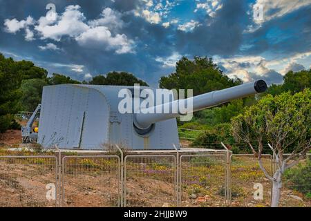 Gros plan sur un canon militaire utilisé pour la défense maritime en Espagne Banque D'Images