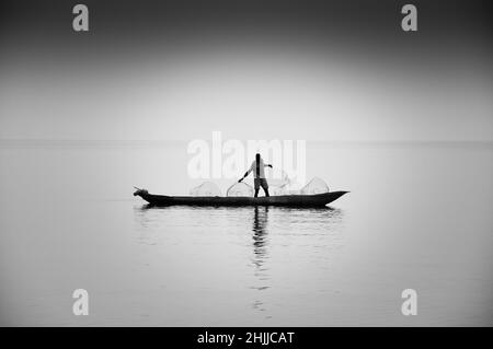 Le lac Kivu, République démocratique du Congo. Une famille se prépare pour les pêcheurs les captures. Banque D'Images