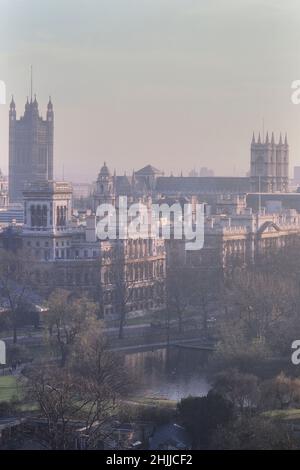 Horizon de Whitehall, pris du Monument du Duc de York, Londres, Angleterre.Vers 1980s Banque D'Images