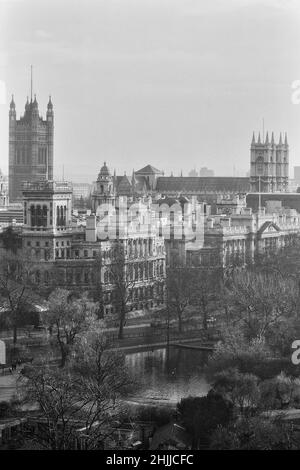 Horizon de Whitehall, pris du Monument du Duc de York, Londres, Angleterre.Vers 1980s Banque D'Images