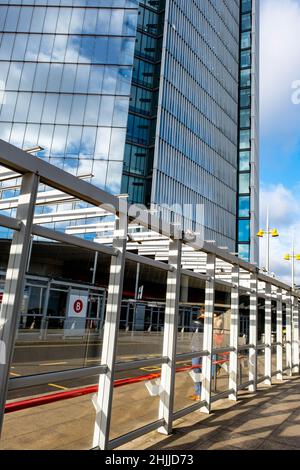 Londres Angleterre Royaume-Uni, 29 janvier 2022, London Bridge Railway Station bus terminal avec Blue Sky reflété dans Office Windows derrière Banque D'Images