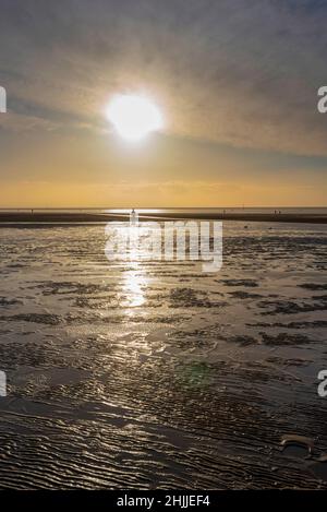 Plage de Crosby sur la rivière Mersey au coucher du soleil l'après-midi hiverne avec du sable soufflé qui ressemble à un désert.Site d'un autre lieu des statues d'hommes de fer, Banque D'Images