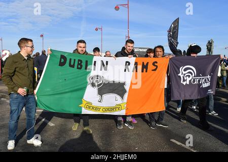 DERBY, ROYAUME-UNI.30th JANV. Dublin et Pendjab Rams ont mené la marche des partisans de Rams lors du match de championnat Sky Bet entre Derby County et Birmingham City au Pride Park, Derby, le dimanche 30th janvier 2022.(Credit: Jon Hobley | MI News) Credit: MI News & Sport /Alay Live News Banque D'Images