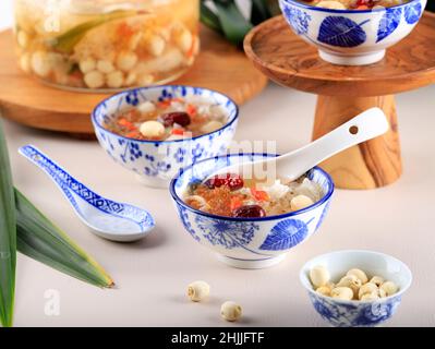 Le Peach Gum collagène dessert est une boisson traditionnelle chinoise de rafraîchissement.Il contient le Nest d'oiseau, les dates rouges, le champignon de neige, le baies de Goji. Banque D'Images