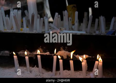 Des gens éclairant des bougies en l'honneur du jour des morts.Salvador, Bahia, Brésil. Banque D'Images