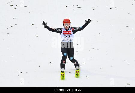 Willingen, Allemagne.30th janvier 2022.Ski nordique, saut à ski : coupe du monde, grande colline, femmes.Katharina Althaus d'Allemagne est heureuse après son saut dans le premier tour de compétition de la colline Mühlenkopf.Credit: Arne Dedert/dpa/Alay Live News Banque D'Images