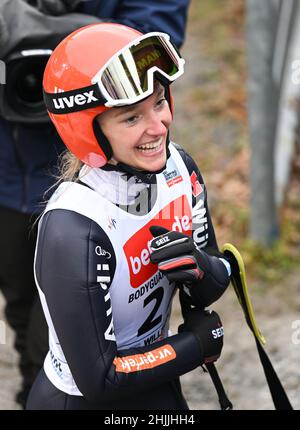 Willingen, Allemagne.30th janvier 2022.Ski nordique, saut à ski : coupe du monde, grande colline, femmes.Katharina Althaus d'Allemagne est heureuse après son saut dans le premier tour de compétition de la colline Mühlenkopf.Credit: Arne Dedert/dpa/Alay Live News Banque D'Images