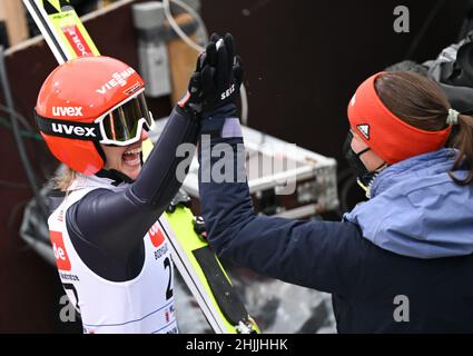 Willingen, Allemagne.30th janvier 2022.Ski nordique, saut à ski : coupe du monde, grande colline, femmes.Katharina Althaus (l) d'Allemagne est heureuse après son saut dans le premier tour de compétition de la colline Mühlenkopf.Credit: Arne Dedert/dpa/Alay Live News Banque D'Images