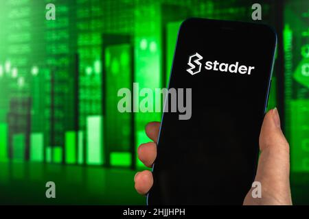 Kharkov, Ukraine - 27 janvier 2022: Logo de jeton de stader fond de graphique d'actions vert, concept de trading de crypto-monnaie Banque D'Images