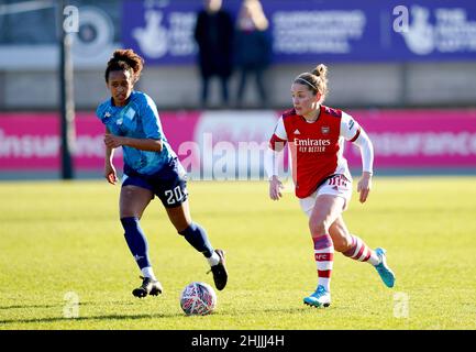 Kim Little (à droite) d'Arsenal et Atlanta Primus de London City Lionesses se battent pour le ballon lors du quatrième tour de la Vitality Women's FA Cup à Meadow Park, Londres.Date de la photo: Dimanche 30 janvier 2022. Banque D'Images