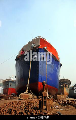 Les travailleurs des chantiers maritimes vus autour des navires le long de la rive du fleuve Buriganga.L'industrie de la construction navale au Bangladesh se répand rapidement là où les travailleurs de tous âges travaillent ensemble.Les conditions de travail ne sont pas adaptées à quiconque car elles sont chaudes et souvent très dangereuses, et les travailleurs n'utilisent pas de protections de sécurité, ce qui entraîne souvent des accidents.Dhaka, Bangladesh, le 30 janvier 2022.Photo de Habibur Rahman/ABACAPRESS.COM Banque D'Images