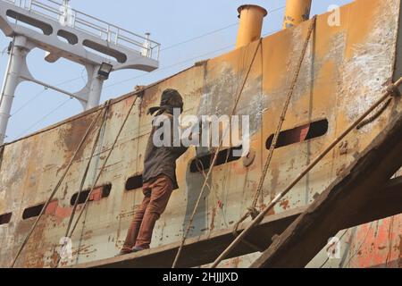 Les travailleurs des chantiers maritimes vus autour des navires le long de la rive du fleuve Buriganga.L'industrie de la construction navale au Bangladesh se répand rapidement là où les travailleurs de tous âges travaillent ensemble.Les conditions de travail ne sont pas adaptées à quiconque car elles sont chaudes et souvent très dangereuses, et les travailleurs n'utilisent pas de protections de sécurité, ce qui entraîne souvent des accidents.Dhaka, Bangladesh, le 30 janvier 2022.Photo de Habibur Rahman/ABACAPRESS.COM Banque D'Images