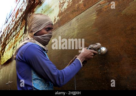 Les travailleurs des chantiers maritimes vus autour des navires le long de la rive du fleuve Buriganga.L'industrie de la construction navale au Bangladesh se répand rapidement là où les travailleurs de tous âges travaillent ensemble.Les conditions de travail ne sont pas adaptées à quiconque car elles sont chaudes et souvent très dangereuses, et les travailleurs n'utilisent pas de protections de sécurité, ce qui entraîne souvent des accidents.Dhaka, Bangladesh, le 30 janvier 2022.Photo de Habibur Rahman/ABACAPRESS.COM Banque D'Images