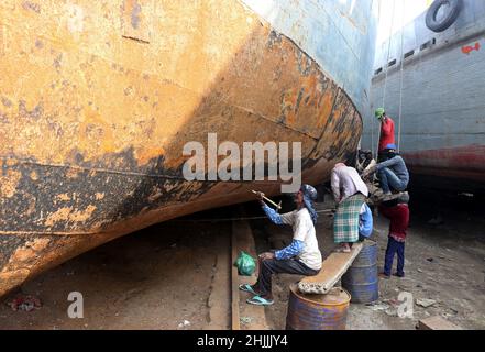 Les travailleurs des chantiers maritimes vus autour des navires le long de la rive du fleuve Buriganga.L'industrie de la construction navale au Bangladesh se répand rapidement là où les travailleurs de tous âges travaillent ensemble.Les conditions de travail ne sont pas adaptées à quiconque car elles sont chaudes et souvent très dangereuses, et les travailleurs n'utilisent pas de protections de sécurité, ce qui entraîne souvent des accidents.Dhaka, Bangladesh, le 30 janvier 2022.Photo de Habibur Rahman/ABACAPRESS.COM Banque D'Images