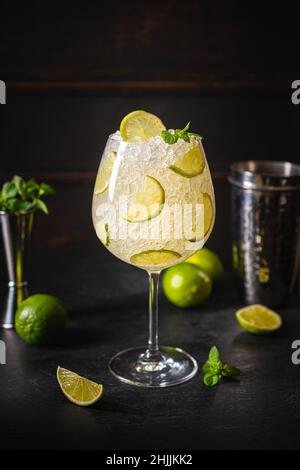 Cocktail Margarita avec citron vert et glace sur une table en bois sombre avec espace pour les copies.Margarita classique et cocktail Daiquiri. Banque D'Images