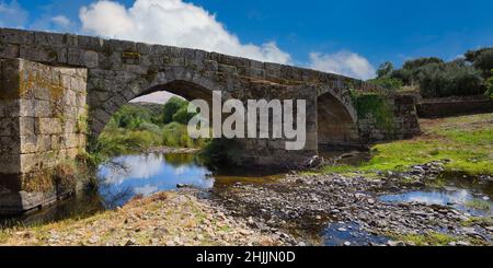 Vieux pont, village d'Idanha-a-Velha, Serra da Estrela, Beira Alta, Portugal Banque D'Images