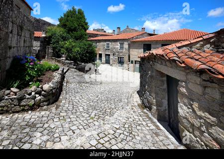 Petite rue pavée dans le village de montagne médiéval de Sortelha, Serra da Estrela, Beira Alta, Portugal Banque D'Images