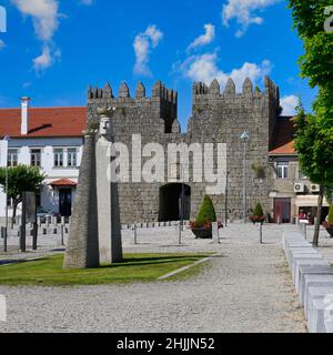 Porte du roi et sculpture moderne des Échecs Roi et Reine, Trancoso, Serra da Estrela, Portugal Banque D'Images