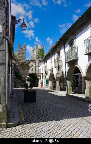 Rue principale avec porte du roi, Trancoso, Serra da Estrela, Portugal Banque D'Images