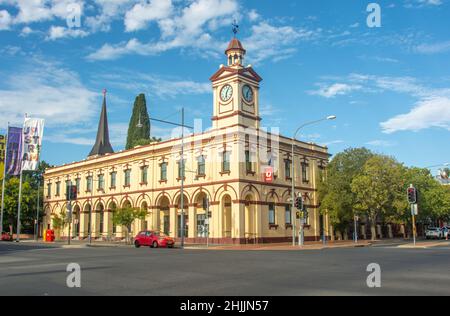 Classé au patrimoine, le bureau de poste d'Albury et la tour de l'horloge, conçus par le bureau des architectes coloniaux de NSW sous James Barnett en 1880 sur Dean Street, Albury Banque D'Images