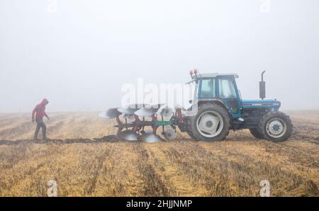 Bandon, Cork, Irlande.30th janvier 2022.Timmy Lawlor Reenascreena vérifie ses exercices dans la brume et le brouillard lors du match de l'Association de labour de West Cork qui a eu lieu sur les terres de Derek et Pauline Lovell, KnockBrown à Bandon, Co. Cork, Irlande.- crédit; David Creedon / Alamy Live News Banque D'Images