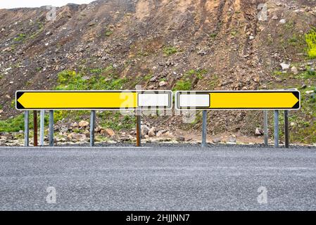 Panneaux de signalisation vierges indiquant des directions opposées à un carrefour dans la campagne.Copier l'espace. Banque D'Images