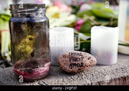 30 janvier 2022, Bade-Wurtemberg, Heidelberg: Des bougies et une pierre avec l'inscription latine 'Omnia vincit amor', traduite par 'Love Conquers All', se trouvent devant un bâtiment universitaire au jardin botanique.Lundi dernier, un étudiant de 18 ans avait tourné plusieurs fois d'autres étudiants dans une salle de conférence du « Centre d'études organiques ».Une étudiante de 23 ans est décédée à la suite d'une balle à la tête, trois autres personnes ont été blessées.Après le crime, l'homme de 18 ans s'est tué lui-même.Un service funéraire central aura lieu à l'église Saint-Pierre le lundi (janvier31).Photo: Uwe A. Banque D'Images