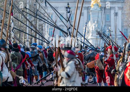 Londres, Royaume-Uni.30th janvier 2022.La Marche annuelle et la Parade du Roi's Army, organisées par la Société anglaise de la guerre de Sécession, suivent la route empruntée par Charles I du Palais St James sur le Mall jusqu'au lieu de sa mort à la Banqueting House à Whitehall, Londres.Cet événement a suivi un format similaire pendant quarante ans mais a été annulé l'année dernière en raison de covid.Crédit : Guy Bell/Alay Live News Banque D'Images