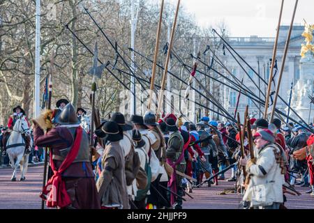 Londres, Royaume-Uni.30th janvier 2022.La Marche annuelle et la Parade du Roi's Army, organisées par la Société anglaise de la guerre de Sécession, suivent la route empruntée par Charles I du Palais St James sur le Mall jusqu'au lieu de sa mort à la Banqueting House à Whitehall, Londres.Cet événement a suivi un format similaire pendant quarante ans mais a été annulé l'année dernière en raison de covid.Crédit : Guy Bell/Alay Live News Banque D'Images