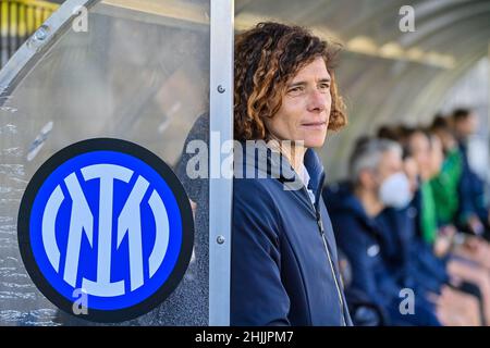 Lecco, Italie.30th janvier 2022.Rigamonti Ceppi Stadium, Lecco, Rita Guarino (entraîneur-chef Inter) pendant le match des femmes Coppa Italia entre le FC Internazionale et le FC Juventus au stade Rigamonti Ceppi à Lecco, Italie Cristiano Mazzi/SPP crédit: SPP Sport Press photo./Alamy Live News Banque D'Images