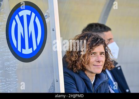 Lecco, Italie.30th janvier 2022.Rigamonti Ceppi Stadium, Lecco, Rita Guarino (entraîneur-chef Inter) pendant le match des femmes Coppa Italia entre le FC Internazionale et le FC Juventus au stade Rigamonti Ceppi à Lecco, Italie Cristiano Mazzi/SPP crédit: SPP Sport Press photo./Alamy Live News Banque D'Images