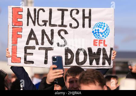 Derby, Royaume-Uni.30th janvier 2022.Les fans de Derby tiennent une bannière contre l'EFL à l'extérieur du sol.EFL Skybet Championship Match, Derby County v Birmingham City au stade Pride Park à Derby le dimanche 30th janvier 2022. Cette image ne peut être utilisée qu'à des fins éditoriales.Utilisation éditoriale uniquement, licence requise pour une utilisation commerciale.Aucune utilisation dans les Paris, les jeux ou les publications d'un seul club/ligue/joueur. photo par Steffan Bowen/Andrew Orchard sports photographie/Alay Live news crédit: Andrew Orchard sports photographie/Alay Live News Banque D'Images