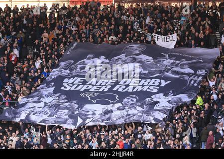 Derby, Royaume-Uni.30th janvier 2022.Les fans de Derby dévoilent une grande bannière pendant le jeu.EFL Skybet Championship Match, Derby County v Birmingham City au stade Pride Park à Derby le dimanche 30th janvier 2022. Cette image ne peut être utilisée qu'à des fins éditoriales.Utilisation éditoriale uniquement, licence requise pour une utilisation commerciale.Aucune utilisation dans les Paris, les jeux ou les publications d'un seul club/ligue/joueur. photo par Steffan Bowen/Andrew Orchard sports photographie/Alay Live news crédit: Andrew Orchard sports photographie/Alay Live News Banque D'Images