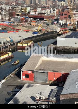 Découvrez le long du canal Gowanus un site national de nettoyage de superfund et une zone avec de lourds investissements immobiliers pour le proche avenir à Brooklyn, New York. Banque D'Images